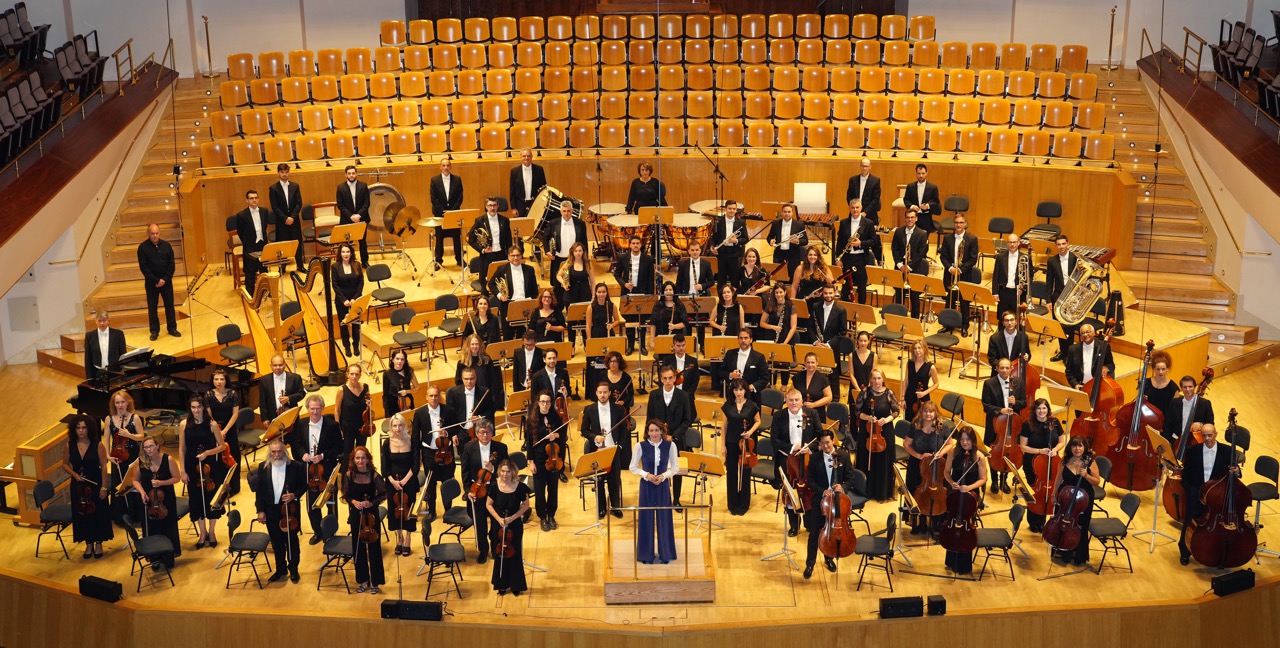 Imagen de la Orquesta de la Comunidad de Madrid con Alondra de la Parra como directora titular y artística